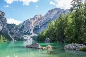 Descubra la serenidad en el Lago di Braies