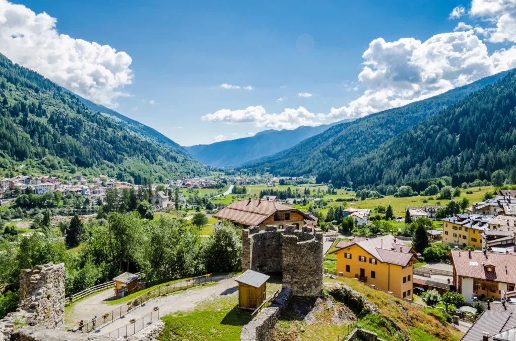 Schloss in den italienischen Alpen, Blick vom Schloss in Ossana auf das "Val Di Sole", ein italienisches Tal in den Alpen
