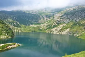 Scenisk vy från hög vinkel över fem sjöar i Brenta Dolomiterna i Italien