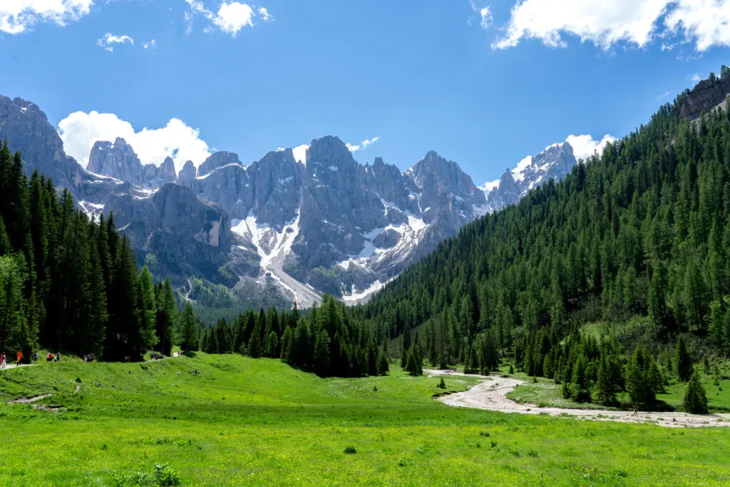 Panorama der Bergkette Pale di San Martino im Sommer. Passo Rolle Sommerlandschaft - Pale di San Martino Gebirge. Trentino Südtirol. Berglandschaft im Sommer, italienische Dolomiten.