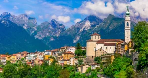 viaggio nel nord Italia bellissima città di Belluno circondata da imponenti montagne dolomitiche stockpack adobe stock