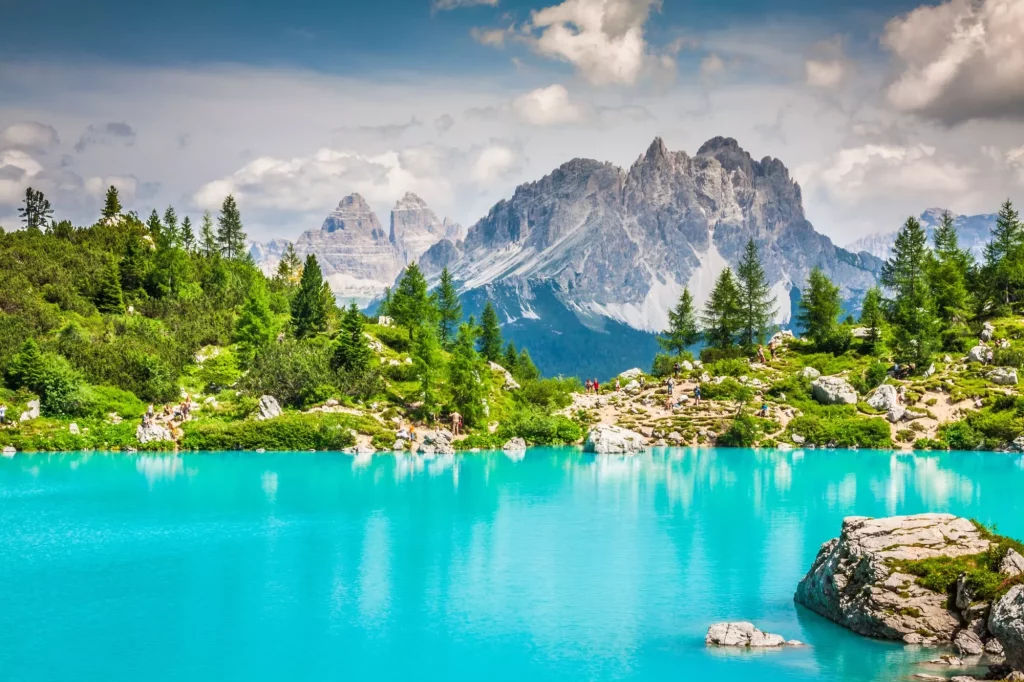Den turkise innsjøen Sorapis i Cortina d'Ampezzo, med Dolomittfjellene og skogen - Sorapis Circuit, Dolomittene, Italia, Europa