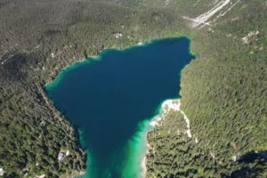Vista del lago Tovel desde arriba