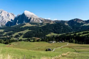 Vista verso la cresta della Roßzahne da Compatsch sull'Alpe di Siusi